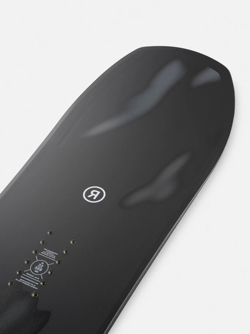 Ride Vantum Snowboard 2026/27, Nahaufnahme der Nose auf dem Topsheet mit Ride-Logo und Inserts