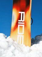 Ride Vantum Snowboard 2026/27, im Schnee aufgestellt vor blauem Himmel, Belag mit Ride-Schriftzug