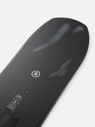 Ride Vantum Snowboard 2026/27, Nahaufnahme der Nose auf dem Topsheet mit Ride-Logo und Inserts