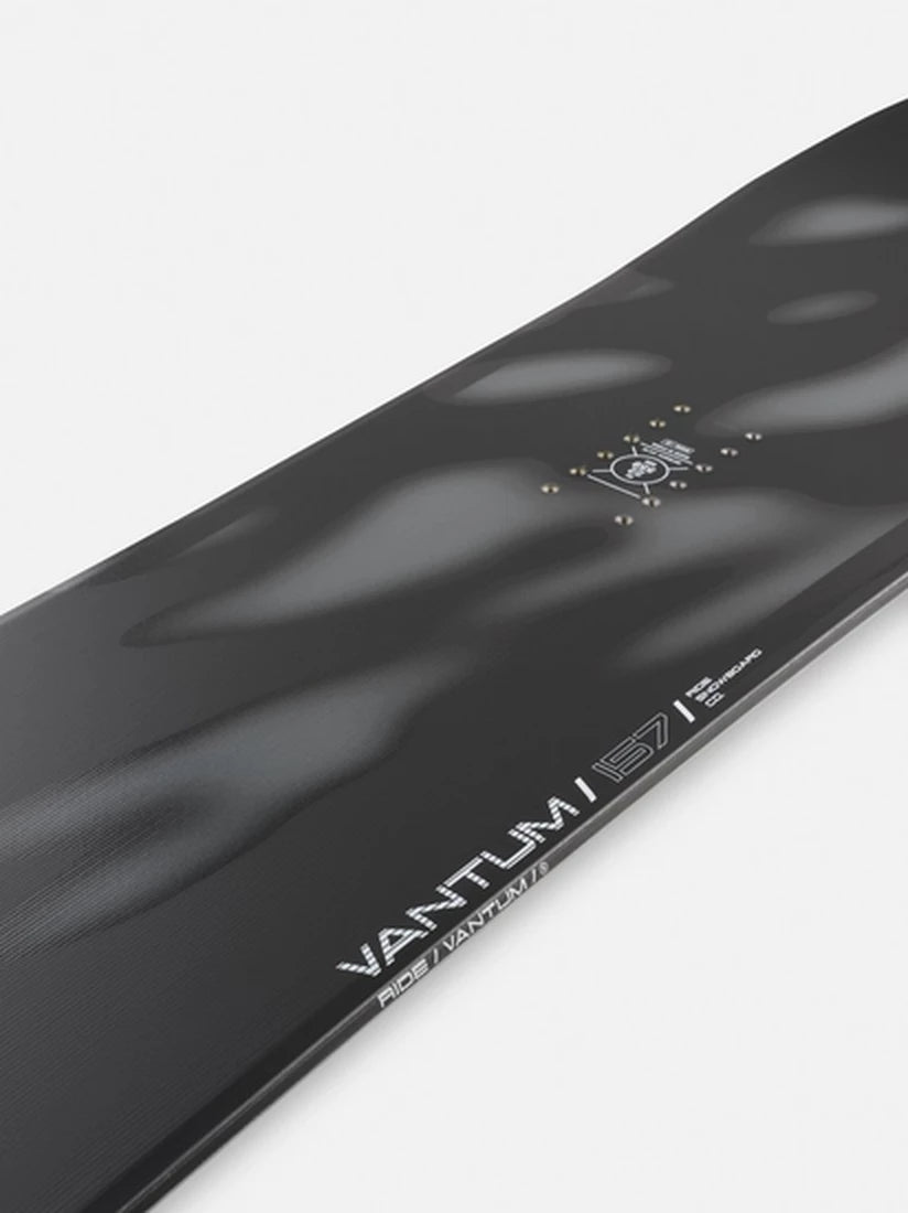 Ride Vantum Snowboard 2026/27, Nahaufnahme des Topsheets mit Modellschriftzug Vantum 157